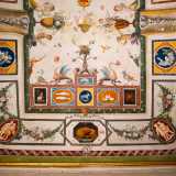 Sul perimetro un ricco festone ornato � arricchito da elementi vegetali, piccoli satiri, pavoni e chimere al di sotto dei quali sono raffigurati, in diverse forme geometriche, i segni zodiacali e personaggi del mito